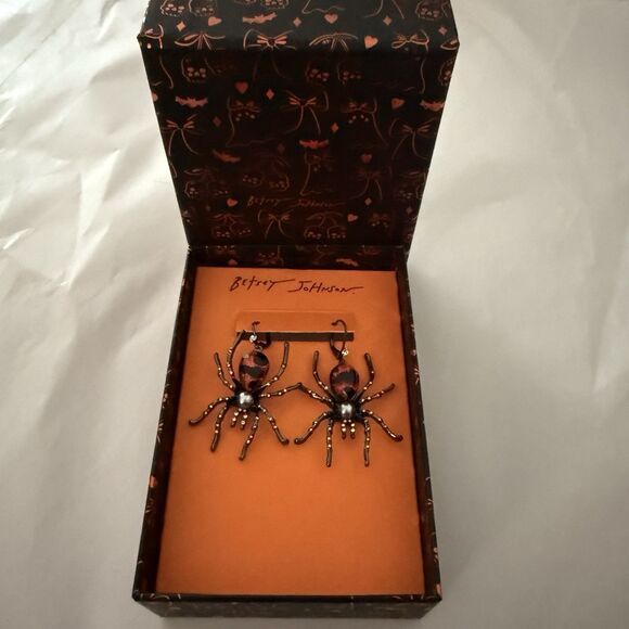 BETSEY JOHNSON HALLOWEEN BLACK WIDOW SPIDER DANGLE EARRINGS NIB - Picture 1 of 3